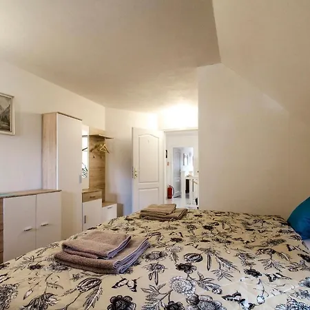 Pod Kastielom Ako Doma *