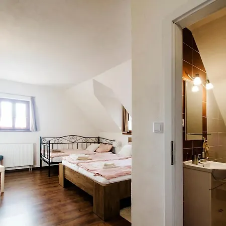 Pod Kastielom Ako Doma