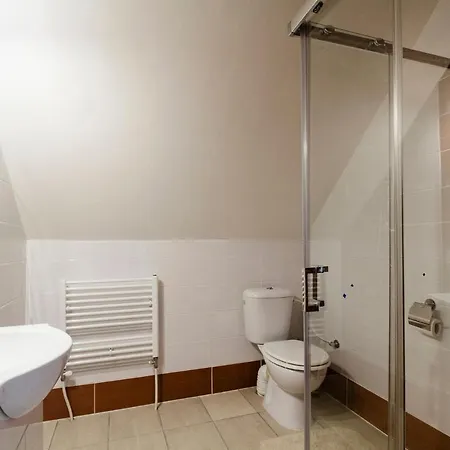 Pod Kastielom Ako Doma Svätý Anton