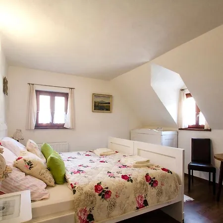 Pod Kastielom Ako Doma *