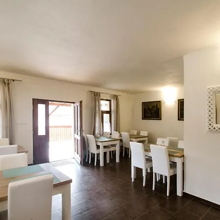 Pod Kastielom Ako Doma Svätý Anton